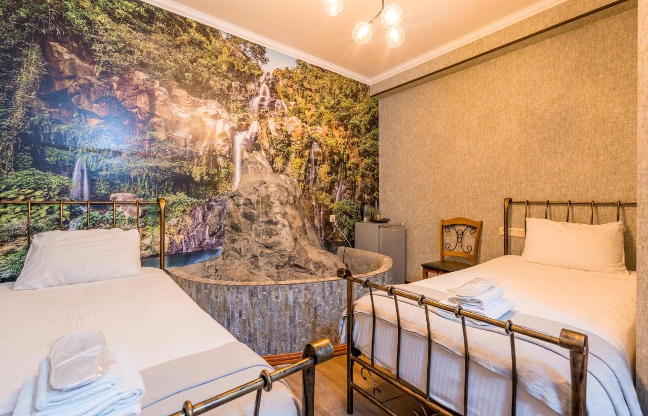 Hotel At Gomi 19 Tbilisi Bagian luar foto